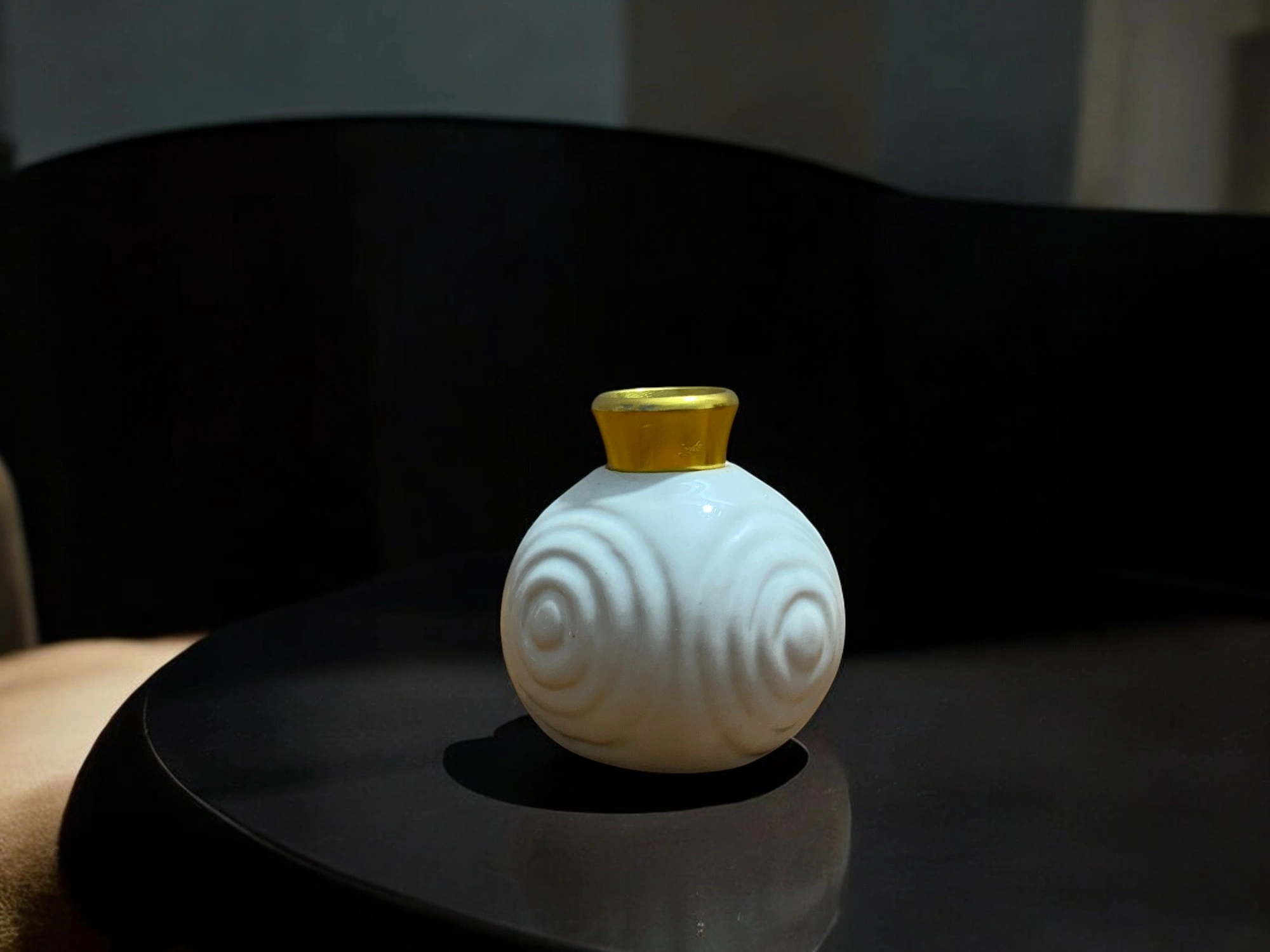 Imperium Sandalwood Reed Diffuser Set (Ceramic with Golden Brass Neck) - Image 2